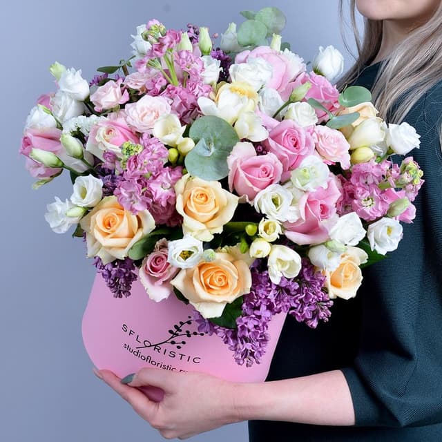 Композиция из Роз, Сирени и Фрезий в шляпной коробке «Для самой красивой»