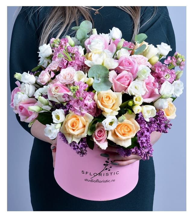 Композиция из Роз, Сирени и Фрезий в шляпной коробке «Для самой красивой»