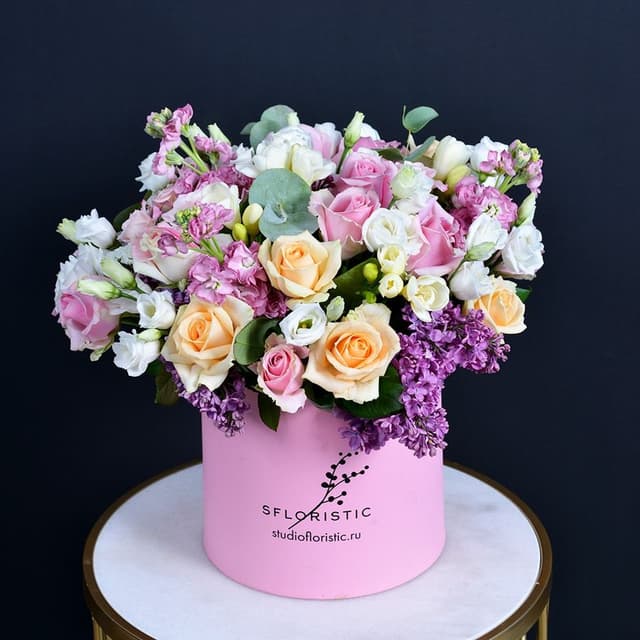 Композиция из Роз, Сирени и Фрезий в шляпной коробке «Для самой красивой»