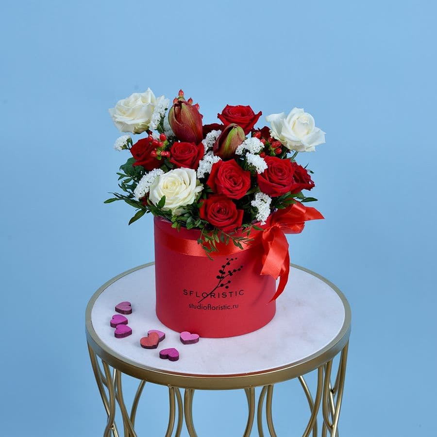 Композиция из Амариллиса и Розы в шляпной коробке «Тревоги души»