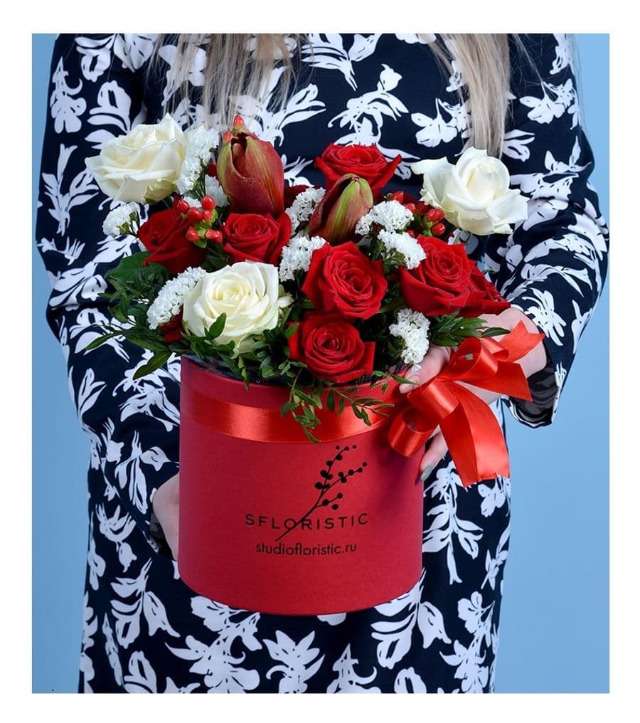 Композиция из Амариллиса и Розы в шляпной коробке «Тревоги души»