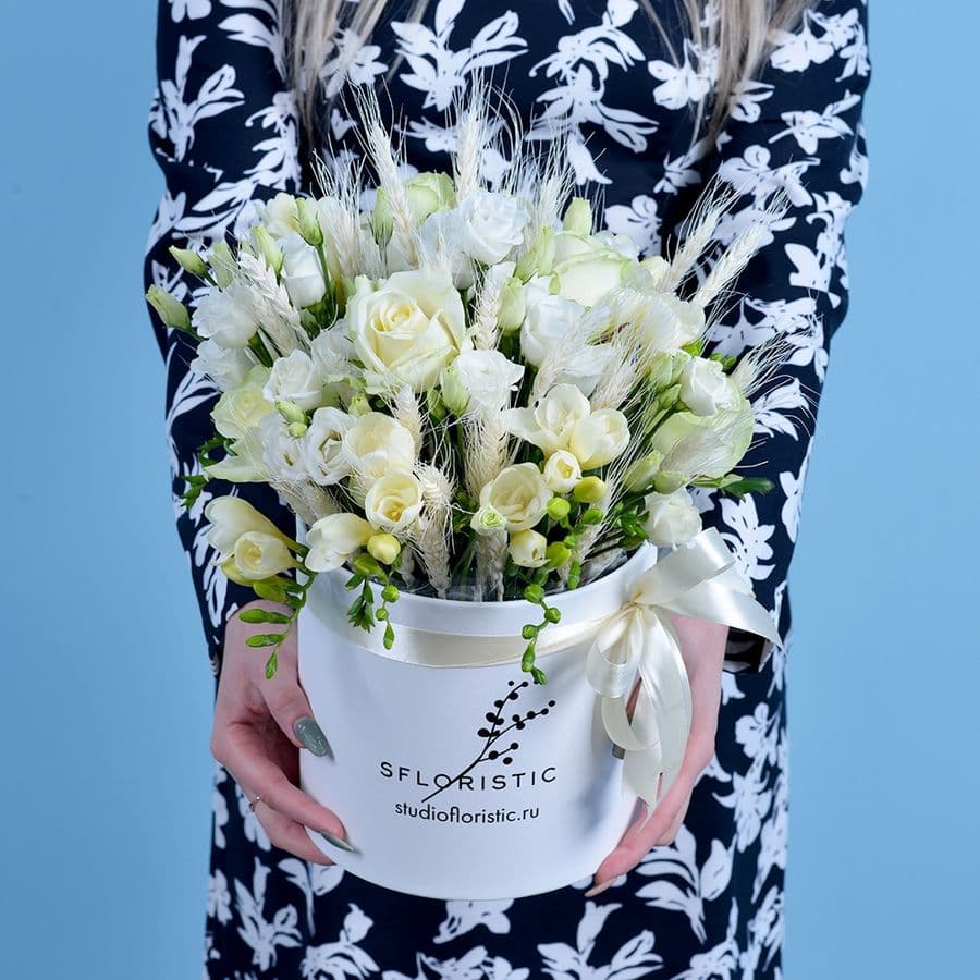 Композиция из Роз, Лизиантуса, Фрезии в шляпной коробке «Невинная красота»