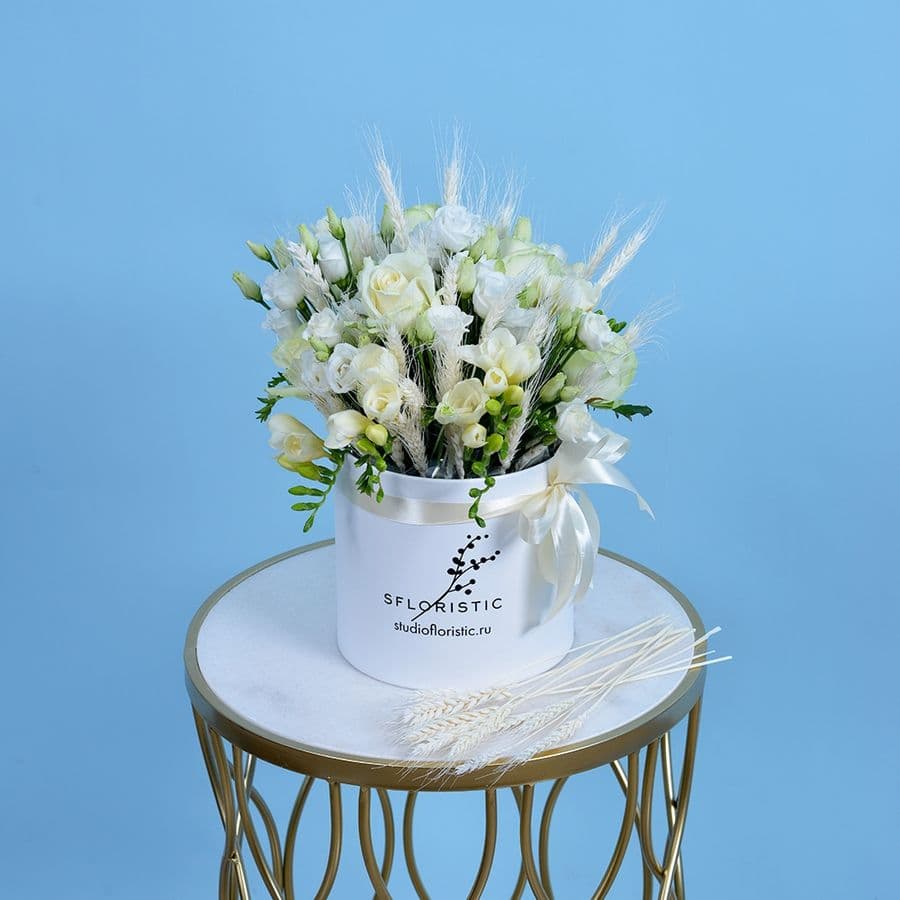 Композиция из Роз, Лизиантуса, Фрезии в шляпной коробке «Невинная красота»