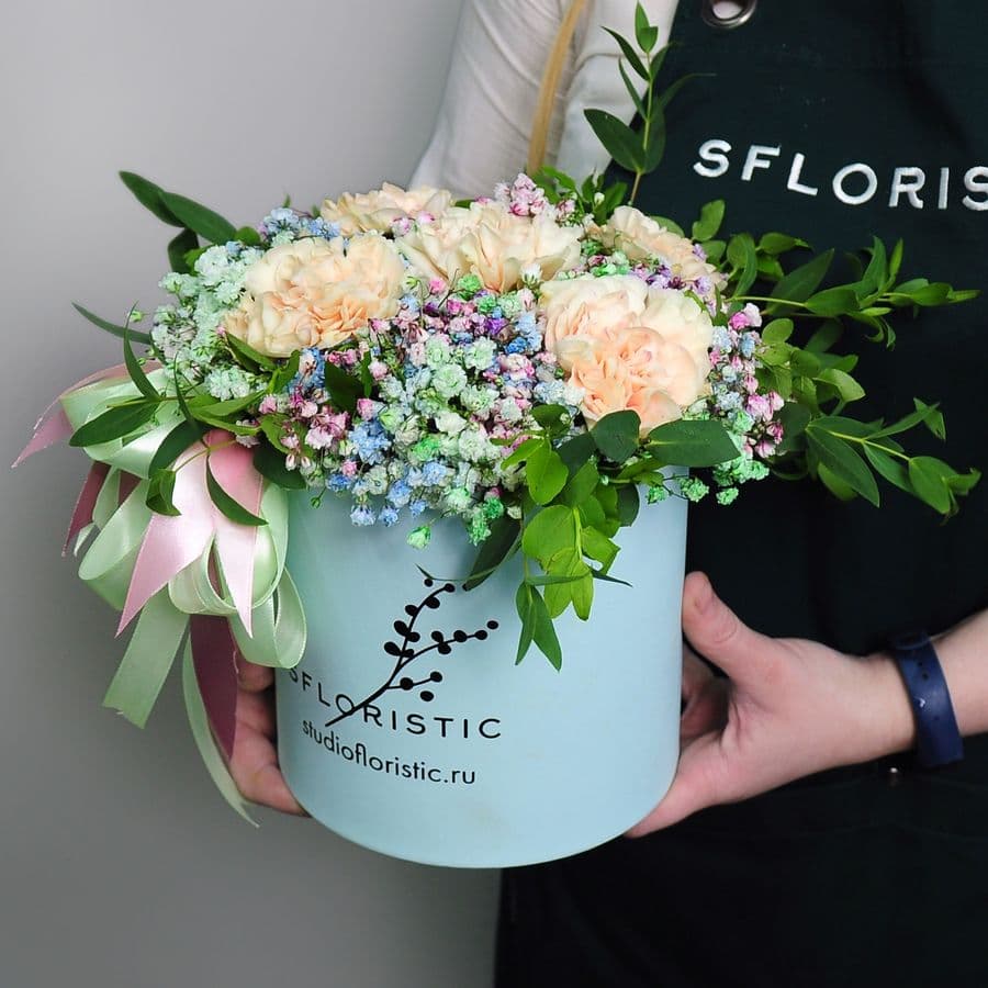 Композиция из Гипсофилы и Диантуса в шляпной коробке «Радужный Диантус»