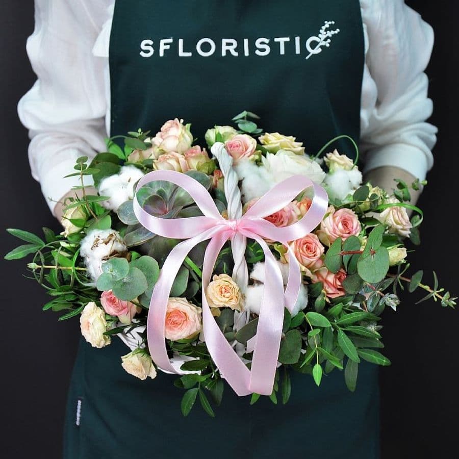 Композиция из Кустовой Розы и Хлопка в корзине «Хлопковое лукошко»