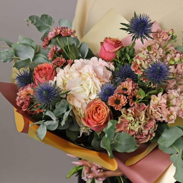 Букет из Гортензии, Роз и Хризантем «Черничный Раф»