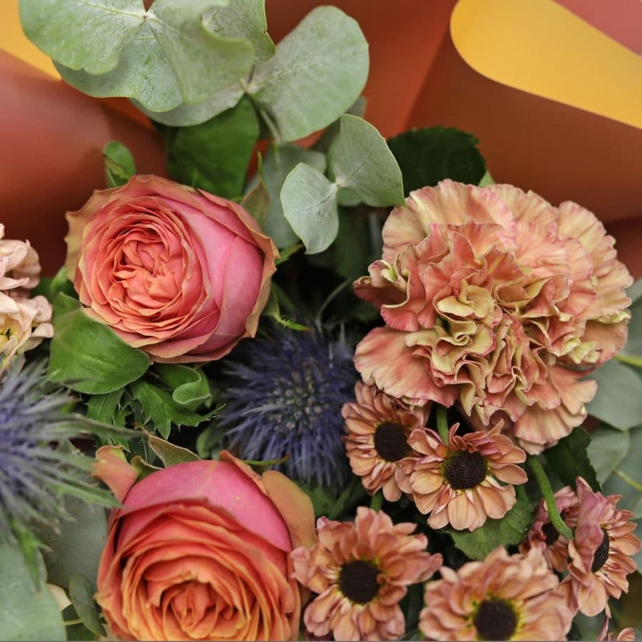 Букет из Роз, Хризантем и Маттиолы «Черничный Раф мини»