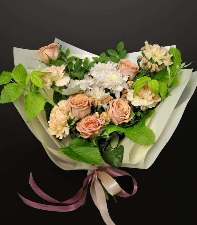 Букет из Роз, Хризантем и Гвоздики «Кремовый пудинг»