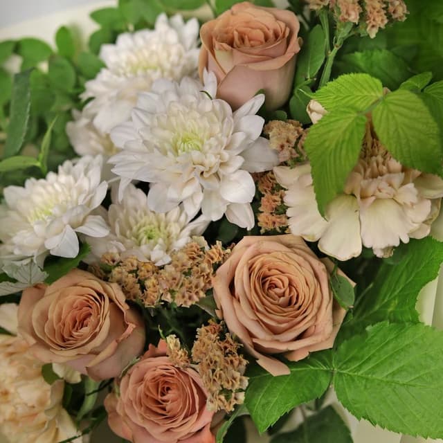 Букет из Роз, Хризантем и Гвоздики «Кремовый пудинг»