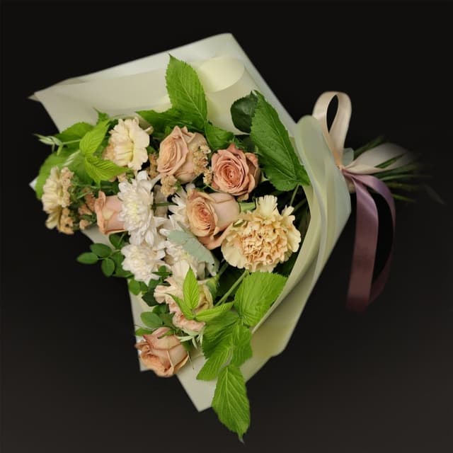 Букет из Роз, Хризантем и Гвоздики «Кремовый пудинг»