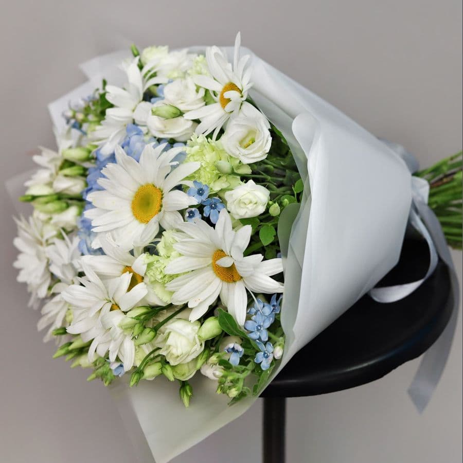 Букет из Гортензии, Ромашки и Эустомы «Мазок акварели»
