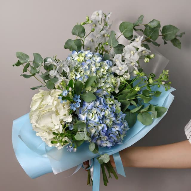Букет из Гортензий и Дельфиниума «Дуновение ветра»