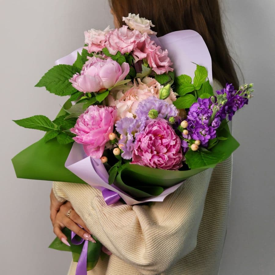 Букет из Гортензии, Пионов, Эустомы и Маттиолы «Лесные ягоды»