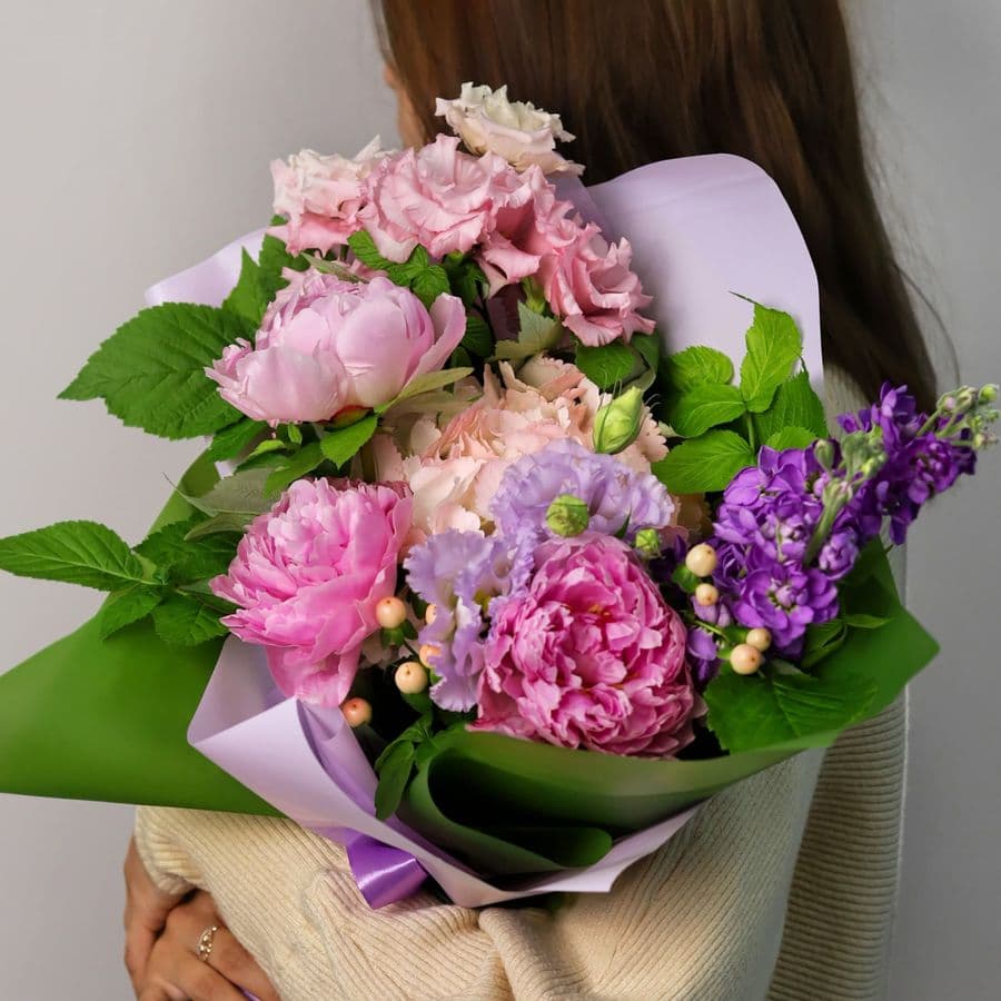 Букет из Гортензии, Пионов, Эустомы и Маттиолы «Лесные ягоды»