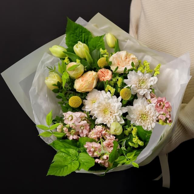 Букет из Тюльпанов, Кустовых Роз и Маттиол «Персиковый сорбет»