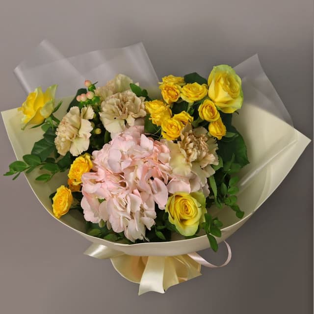 Букет из Гортензии, Гвоздик и Роз «Лимонный Зефир»