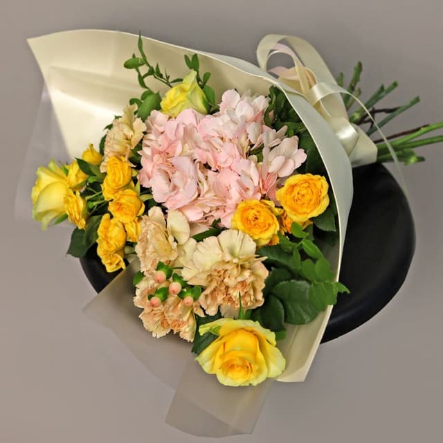 Букет из Гортензии, Гвоздик и Роз «Лимонный Зефир»