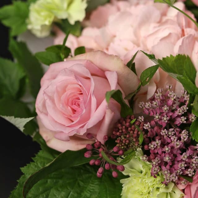 Букет из Гортензий, Роз и Гвоздик «Малиновая нежность»