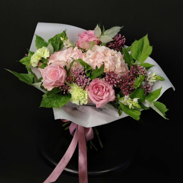 Букет из Гортензий, Роз и Гвоздик «Малиновая нежность»