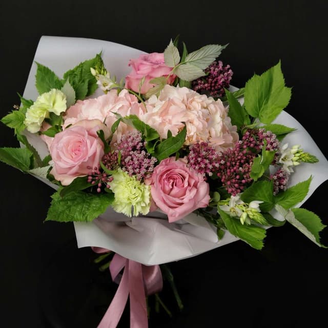 Букет из Гортензий, Роз и Гвоздик «Малиновая нежность»