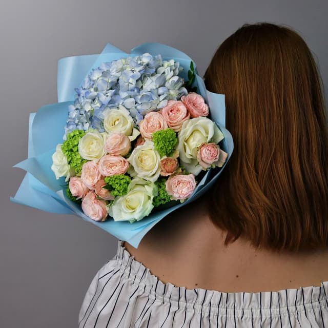 Букет из Гортензии и Роз «Невинность чувств»
