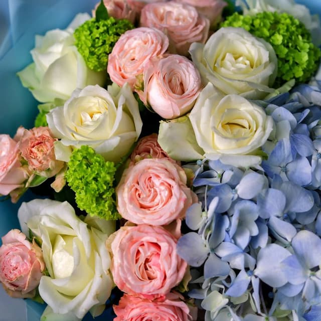 Букет из Гортензии и Роз «Невинность чувств»