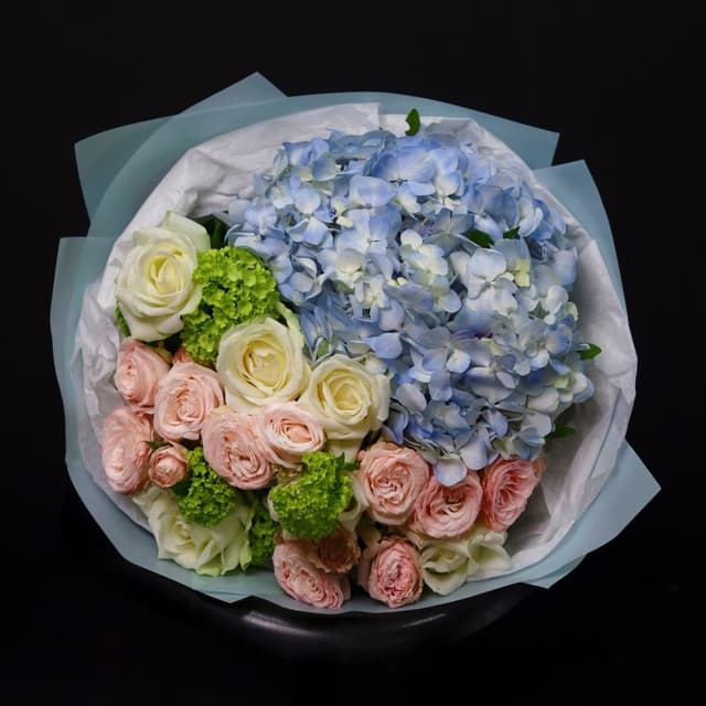 Букет из Гортензии и Роз «Невинность чувств»