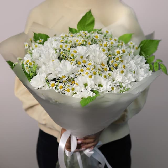 Букет из кустовых Хризантем и Матрикарий «Прелести полей»