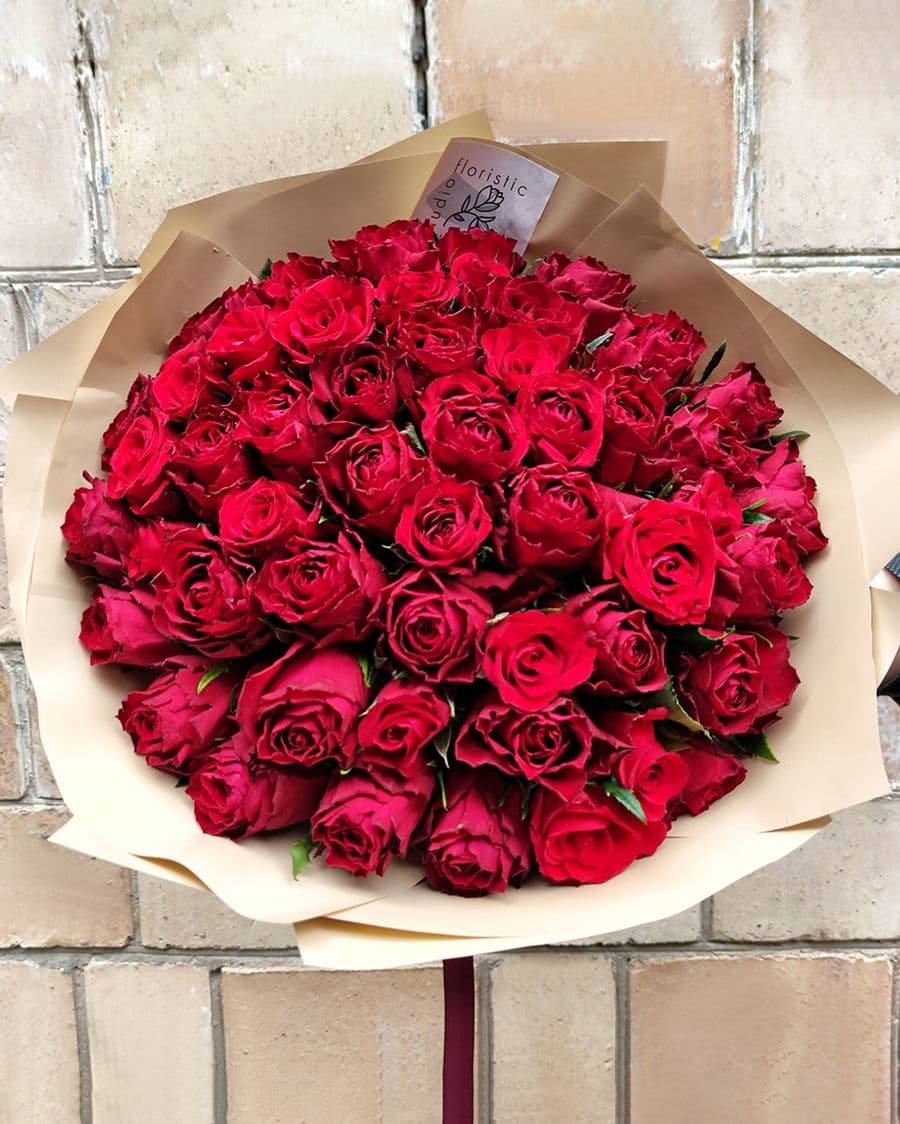 Букет из красных роз 51 шт с конфетами Raffaello