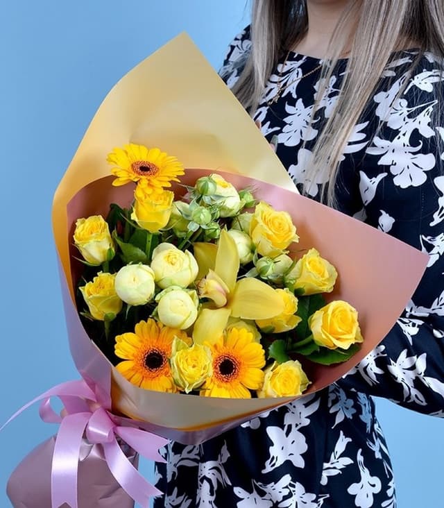 Букет из гермини, кустовых роз и орхидеи "Флюид"