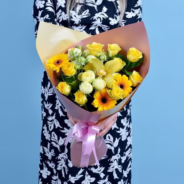 Букет из гермини, кустовых роз и орхидеи "Флюид"