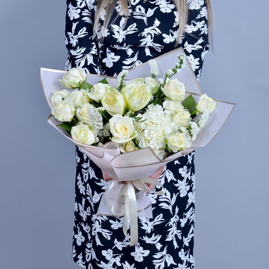 Букет из Гортензии, Амариллиса и Роз «Сердце снежной королевы»