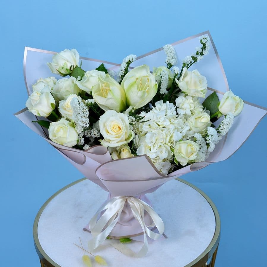 Букет из Гортензии, Амариллиса и Роз «Сердце снежной королевы»