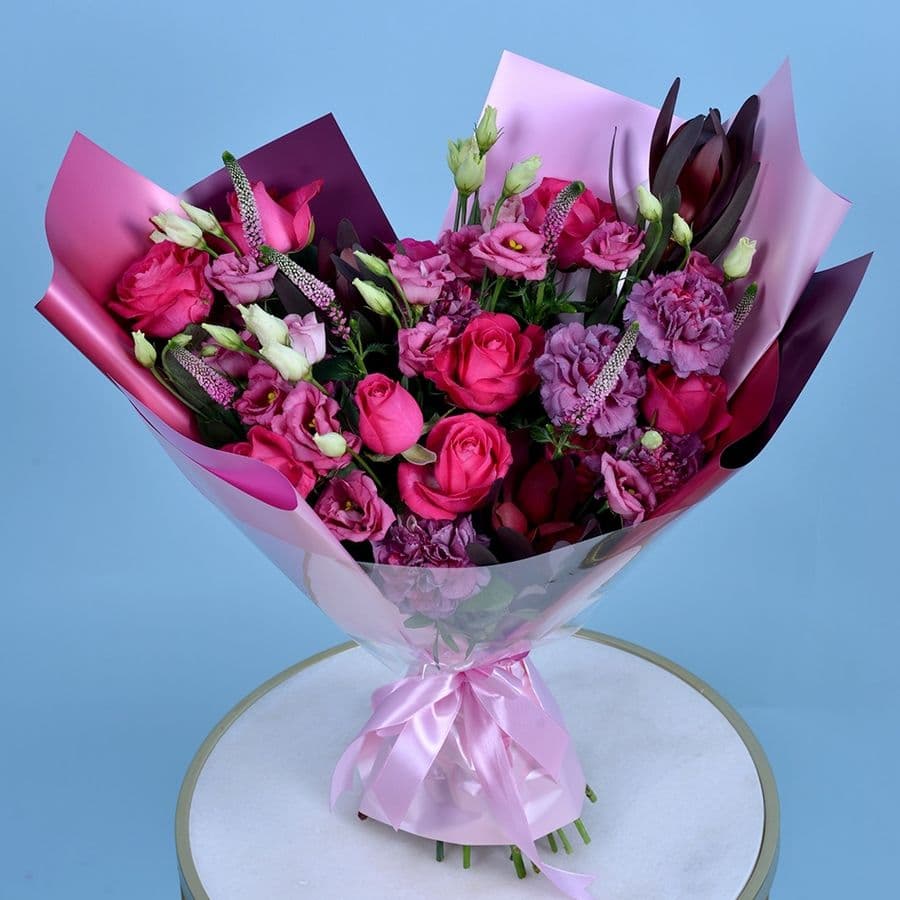 Букет из Лизиантуса, Гвоздики, Роз и Вероники «Розовые Грёзы»