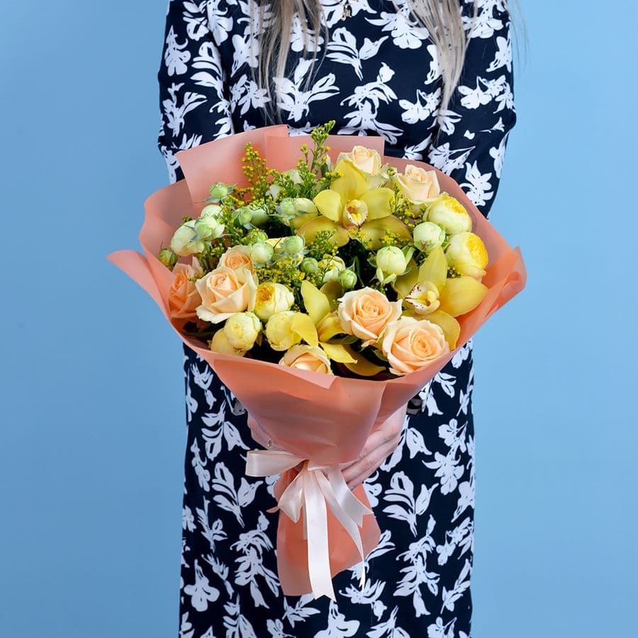 Букет из Орхидей и кустовых Роз «Отголоски тепла и солнца»