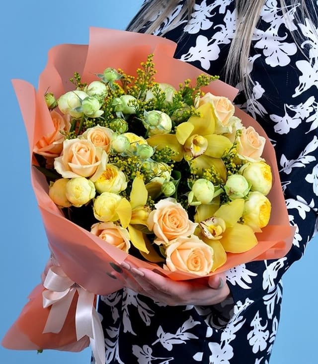 Букет из Орхидей и кустовых Роз «Отголоски тепла и солнца»