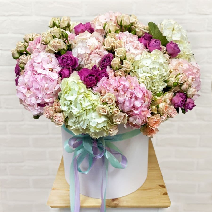 Композиция из Гортензий и Роз в шляпной коробке «Блаженство»