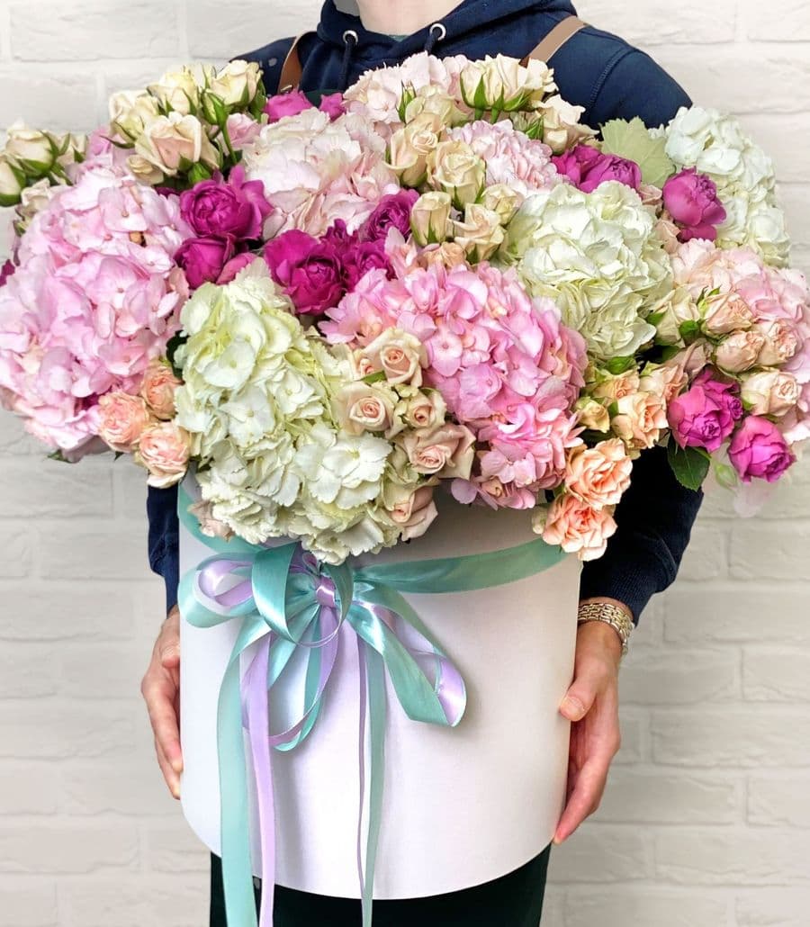 Композиция из Гортензий и Роз в шляпной коробке «Блаженство»