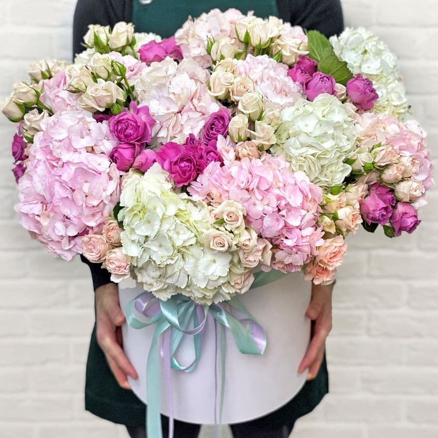 Композиция из Гортензий и Роз в шляпной коробке «Блаженство»