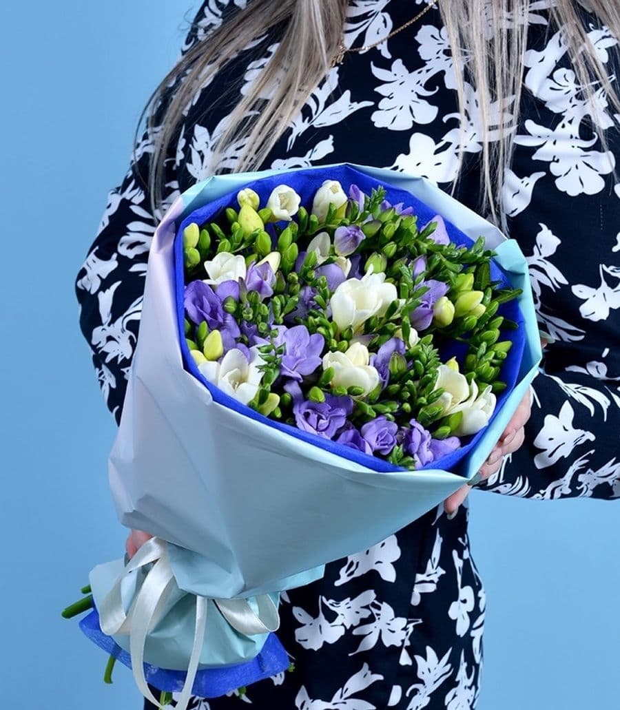 Букет из Фрезии «Лавандовые сны»