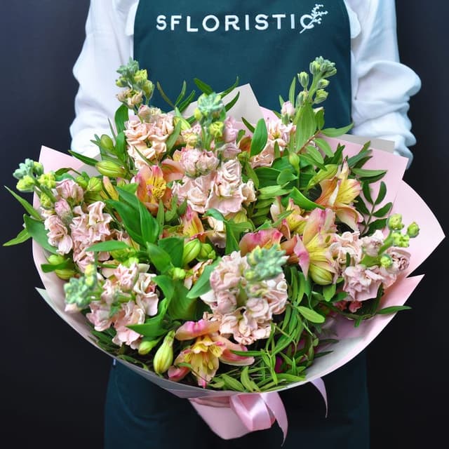 Букет из Маттиолы и Альстромерии «Нюдовое настроение»