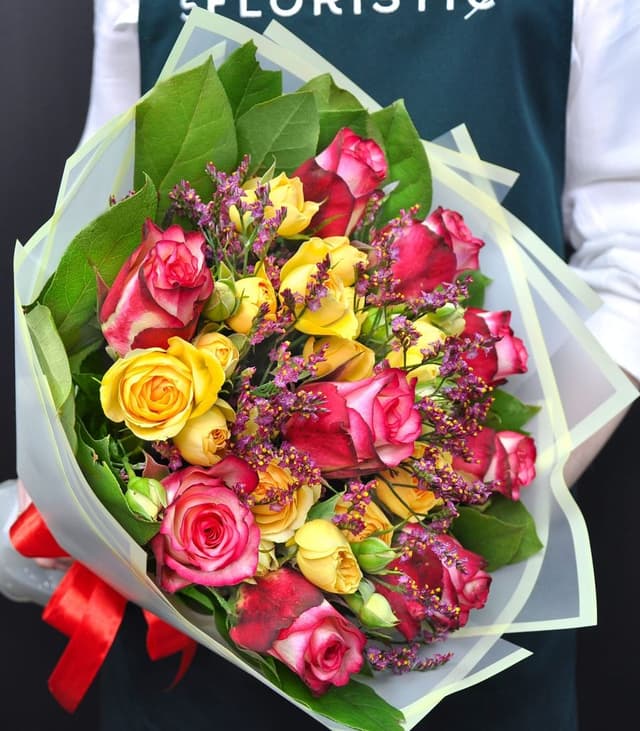 Букет из Роз и Лимониума "Лучший комплимент"