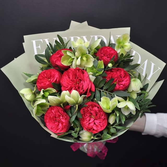 Букет из Рэд Пиано и Хелеборуса «Лаймовый коктейль»