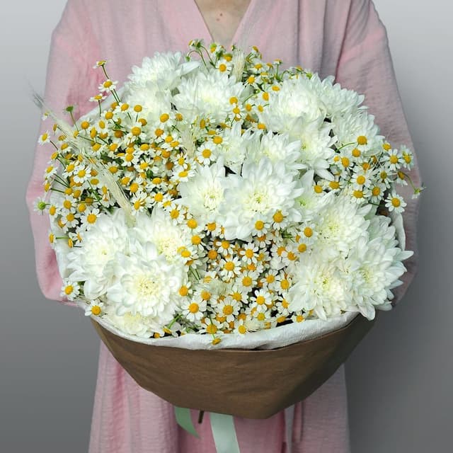 Букет из Хризантемы Кустовой и Матрикарии «Нежное послание»