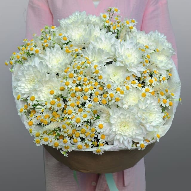 Букет из Хризантемы Кустовой и Матрикарии «Нежное послание»