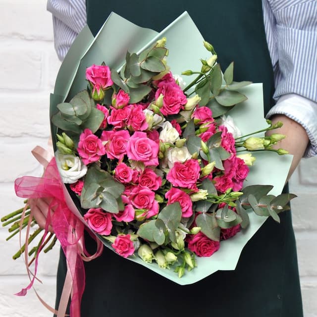 Кустовая роза Пинк и Эустома с эвкалиптом «Ягодный пунш»