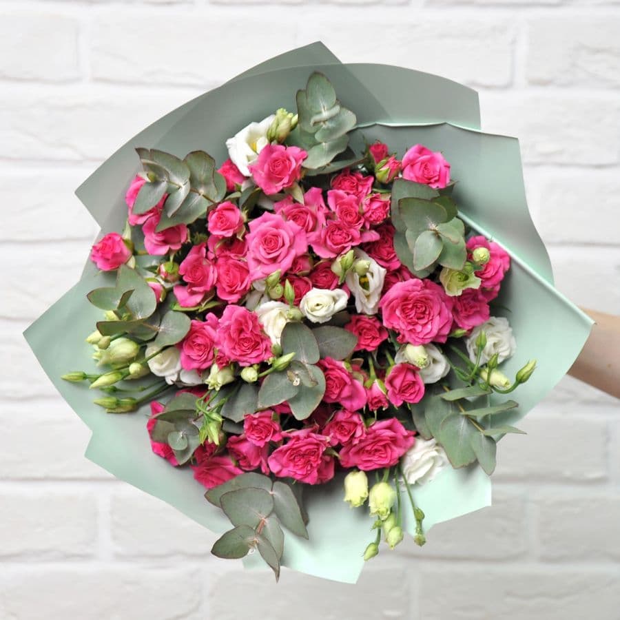 Кустовая роза Пинк и Эустома с эвкалиптом «Ягодный пунш»