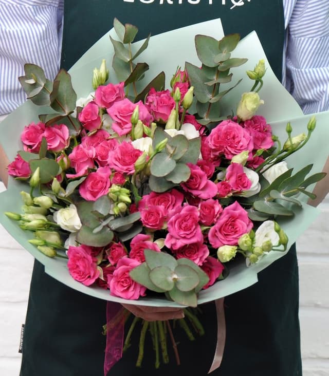 Кустовая роза Пинк и Эустома с эвкалиптом «Ягодный пунш»