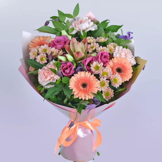 Букет из Гермини, Лизиантуса и Гвоздик "Тайна"