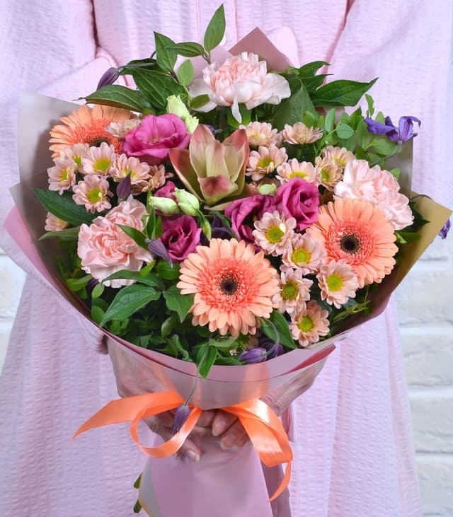 Букет из Гермини, Лизиантуса и Гвоздик "Тайна"